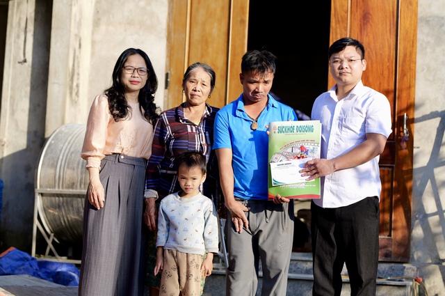 Kết chuyển tấm l&ograve;ng bạn đọc đến cậu b&eacute; li&ecirc;n tiếp mất mẹ v&agrave; b&agrave;, sống c&ugrave;ng người cậu tật nguyền - Ảnh 1.