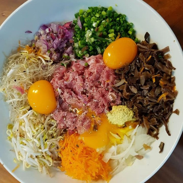 C&aacute;ch l&agrave;m nem r&aacute;n d&ograve;n, thơm ngon trong m&acirc;m cỗ Tết - Ảnh 1.