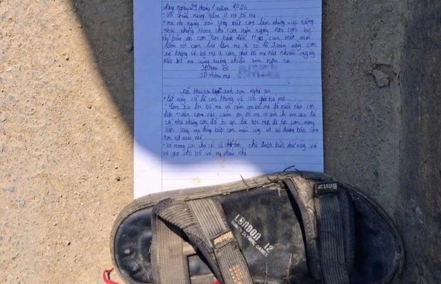 Thực hư bức thư 'con mệt mỏi lắm' cùng đôi dép bỏ lại trên cầu - Ảnh 1. Thực hư bức thư 'con mệt mỏi lắm' cùng đôi dép bỏ lại trên cầu - Ảnh 1.