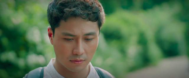 Th&agrave;nh hoảng loạn bật kh&oacute;c khi bị 3 'ph&uacute; b&agrave;' quấy rối - Ảnh 1.