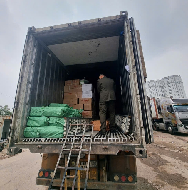 Hà Nội: Chặn đứng 3 xe container chở hơn 12 tấn 'đặc sản' sụn gà, trứng non không rõ nguồn gốc - Ảnh 1. Hà Nội: Chặn đứng 3 xe container chở hơn 12 tấn 'đặc sản' sụn gà, trứng non không rõ nguồn gốc - Ảnh 1.