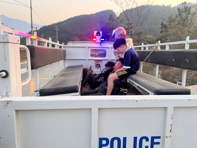 Lai Ch&acirc;u cứu 2 thiếu ni&ecirc;n bất tỉnh b&ecirc;n đường sau tai nạn giao th&ocirc;ng - Ảnh 1.