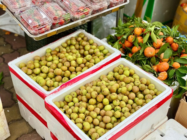 Tiểu thương chia sẻ nguồn gốc thực sự của loại quả &ldquo;lạ&rdquo; đang b&aacute;n tr&agrave;n ngập thị trường - Ảnh 4.