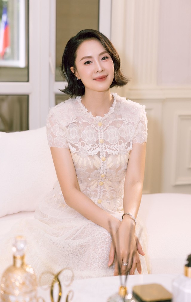 B&agrave; Ph&oacute; Viện trưởng Viện Kiểm s&aacute;t Nh&acirc;n d&acirc;n tỉnh trong phim 'Lằn ranh' ở tuổi ngo&agrave;i 40 c&oacute; đời thực ra sao? - Ảnh 4.