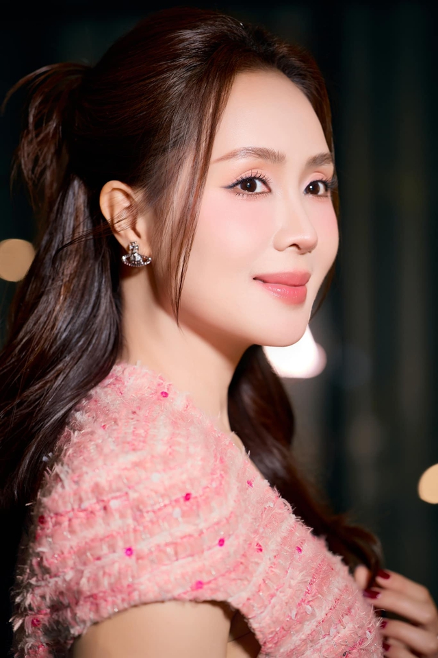 B&agrave; Ph&oacute; Viện trưởng Viện Kiểm s&aacute;t Nh&acirc;n d&acirc;n tỉnh trong phim 'Lằn ranh' ở tuổi ngo&agrave;i 40 c&oacute; đời thực ra sao? - Ảnh 9.