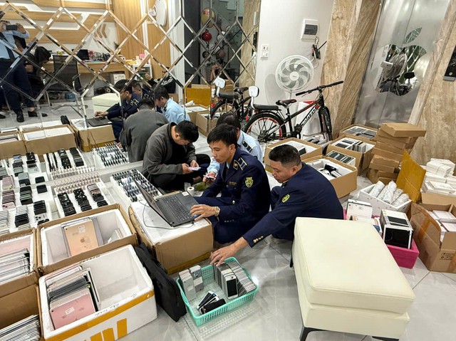 Chuyển c&ocirc;ng an điều tra hơn 1 ngh&igrave;n điện thoại, m&aacute;y t&iacute;nh nghi lậu - Ảnh 1.