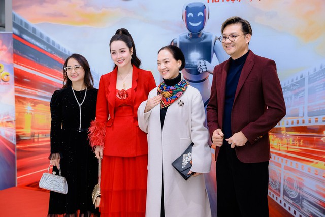 Mai Thu Huyền đưa cả gia đ&igrave;nh ra H&agrave; Nội sinh sống, kết hợp c&ocirc;ng việc với đạo diễn Khải Anh - Ảnh 3.