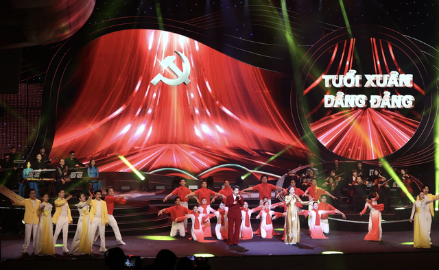 Chương tr&igrave;nh nghệ thuật ' với Đảng vẹn to&agrave;n niềm tin y&ecirc;u ' đầy cảm x&uacute;c v&agrave; &yacute; nghĩa - Ảnh 2.