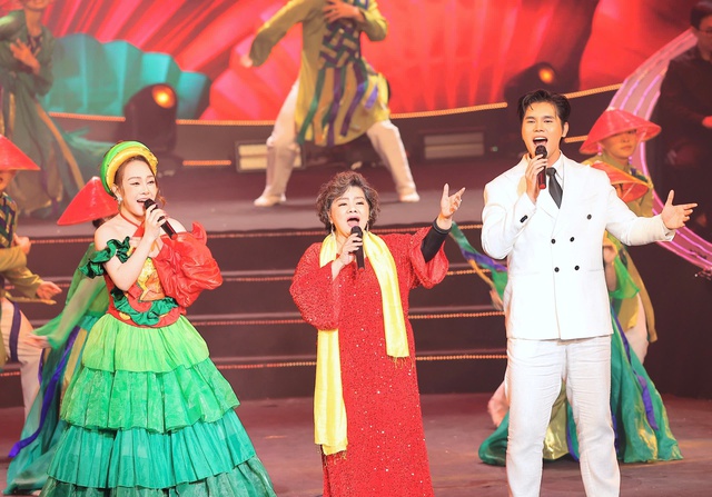 Chương tr&igrave;nh nghệ thuật ' với Đảng vẹn to&agrave;n niềm tin y&ecirc;u ' đầy cảm x&uacute;c v&agrave; &yacute; nghĩa - Ảnh 4.