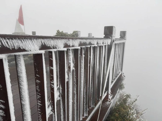 Video: Nhiệt độ giảm sâu -3 độ, băng giá phủ kín đỉnh Fansipan - Ảnh 2. Video: Nhiệt độ giảm sâu -3 độ, băng giá phủ kín đỉnh Fansipan - Ảnh 2.