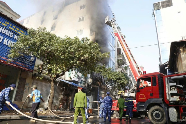 Vụ cháy nhà 7 tầng ở Hà Đông: Tìm thấy 2 thi thể nạn nhân mắc kẹt - Ảnh 1. Vụ cháy nhà 7 tầng ở Hà Đông: Tìm thấy 2 thi thể nạn nhân mắc kẹt - Ảnh 1.