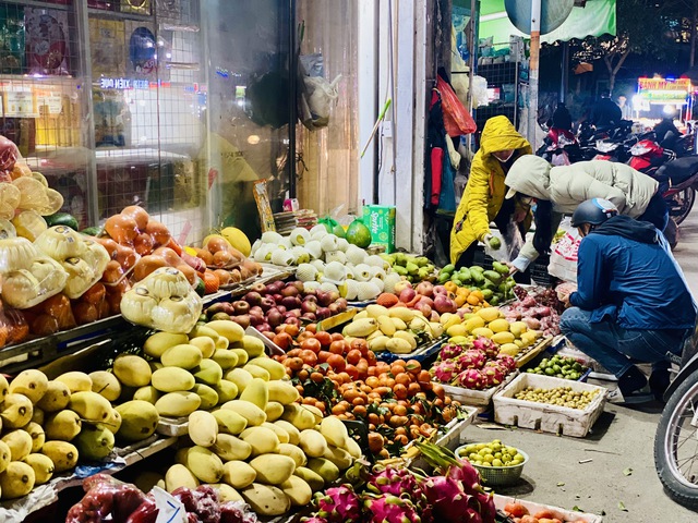 Cam Việt giá rẻ giá vài nghìn đồng/kg bán đầy chợ, tiểu thương hối hả nhập hàng đóng đơn cho khách - Ảnh 2. Cam Việt giá rẻ giá vài nghìn đồng/kg bán đầy chợ, tiểu thương hối hả nhập hàng đóng đơn cho khách - Ảnh 2.