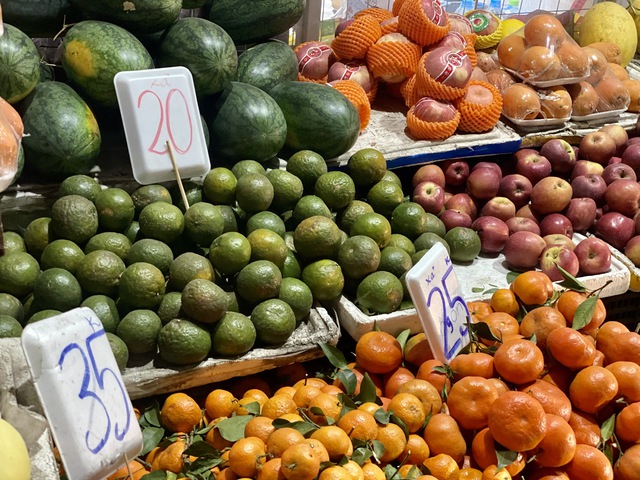 Cam Việt giá rẻ giá vài nghìn đồng/kg bán đầy chợ, tiểu thương hối hả nhập hàng đóng đơn cho khách - Ảnh 4. Cam Việt giá rẻ giá vài nghìn đồng/kg bán đầy chợ, tiểu thương hối hả nhập hàng đóng đơn cho khách - Ảnh 4.