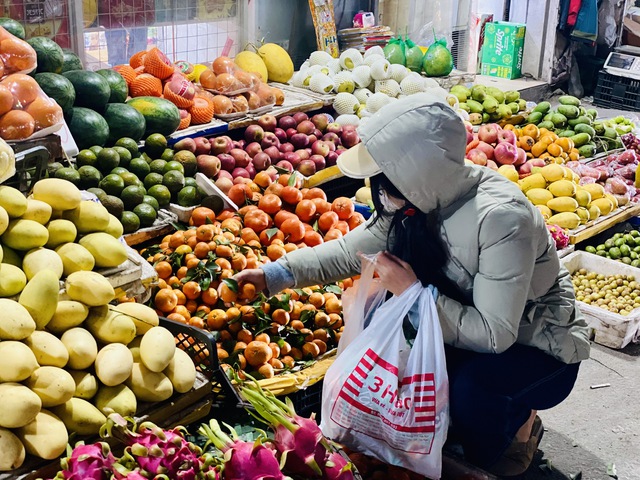 Cam Việt giá rẻ giá vài nghìn đồng/kg bán đầy chợ, tiểu thương hối hả nhập hàng đóng đơn cho khách - Ảnh 3. Cam Việt giá rẻ giá vài nghìn đồng/kg bán đầy chợ, tiểu thương hối hả nhập hàng đóng đơn cho khách - Ảnh 3.