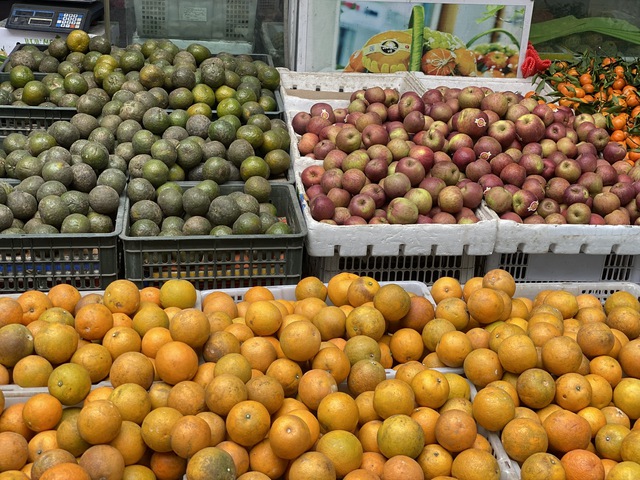 Cam Việt giá rẻ giá vài nghìn đồng/kg bán đầy chợ, tiểu thương hối hả nhập hàng đóng đơn cho khách - Ảnh 1. Cam Việt giá rẻ giá vài nghìn đồng/kg bán đầy chợ, tiểu thương hối hả nhập hàng đóng đơn cho khách - Ảnh 1.