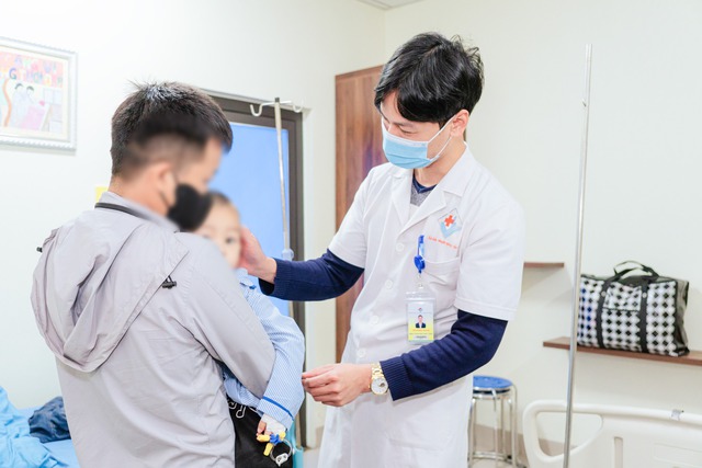 B&eacute; 3 tuổi ph&aacute;t hiện ung thư tinh ho&agrave;n từ dấu hiệu đau bụng: Một c&acirc;u chuyện buồn! - Ảnh 1.