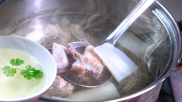 Chị em đua nhau mua nước hầm xương  - Ảnh 4.