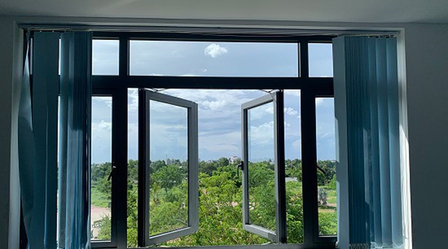 Đ&acirc;y mới l&agrave; c&aacute;ch chống thấm, h&uacute;t ẩm cửa sổ m&ugrave;a mưa v&agrave; hạn chế ban c&ocirc;ng đọng nước - Ảnh 2.