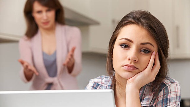 Đọc trộm tin nhắn của con: &Aacute;nh mắt khiến người mẹ lặng người - Ảnh 1.