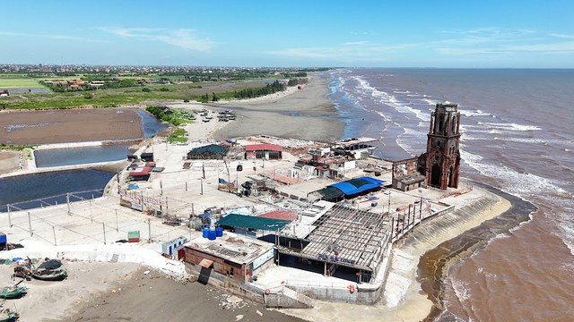 Cận cảnh th&aacute;o dỡ c&ocirc;ng tr&igrave;nh tr&aacute;i ph&eacute;p quanh Nh&agrave; thờ đổ Hải L&yacute; , Ninh B&igrave;nh - Ảnh 6.