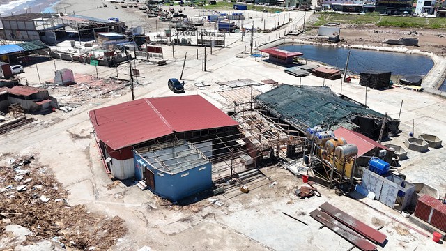 Cận cảnh th&aacute;o dỡ c&ocirc;ng tr&igrave;nh tr&aacute;i ph&eacute;p quanh Nh&agrave; thờ đổ Hải L&yacute; , Ninh B&igrave;nh - Ảnh 4.