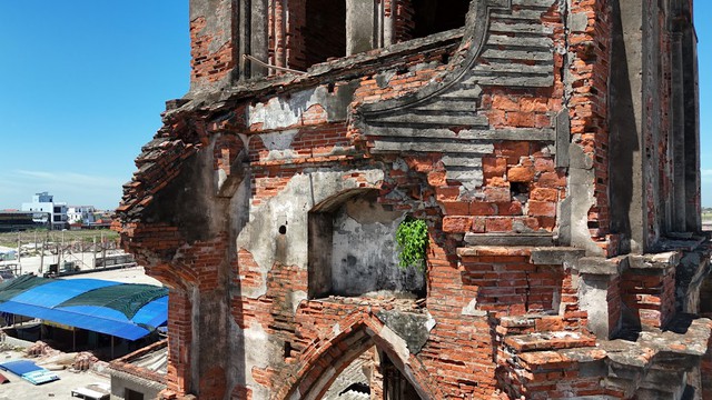 Cận cảnh th&aacute;o dỡ c&ocirc;ng tr&igrave;nh tr&aacute;i ph&eacute;p quanh Nh&agrave; thờ đổ Hải L&yacute; , Ninh B&igrave;nh - Ảnh 9.