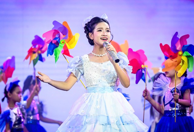 Xuân Bắc và Tự Long ' quậy ' tưng bừng trong chương trình Chắp cánh tuổi thơ 2026 - Ảnh 9.