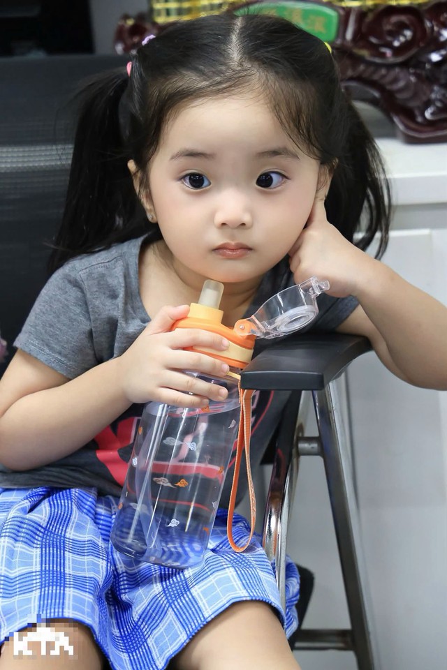 Lisa - con g&aacute;i Kh&aacute;nh Thi 'đốn tim' kh&aacute;n giả khi tập m&uacute;a - Ảnh 1.