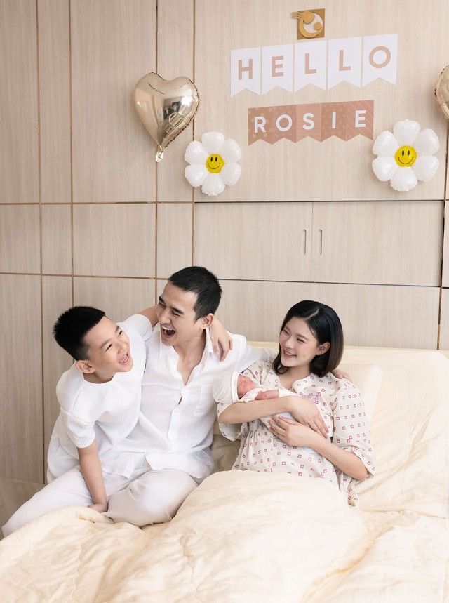 Bố mẹ chồng Th&uacute;y Diễm cưng nựng ch&aacute;u g&aacute;i Rosie mới ch&agrave;o đời - Ảnh 4.