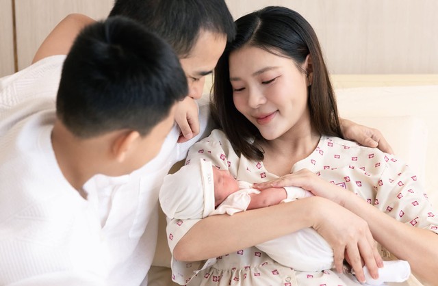 Bố mẹ chồng Th&uacute;y Diễm cưng nựng ch&aacute;u g&aacute;i Rosie mới ch&agrave;o đời - Ảnh 3.