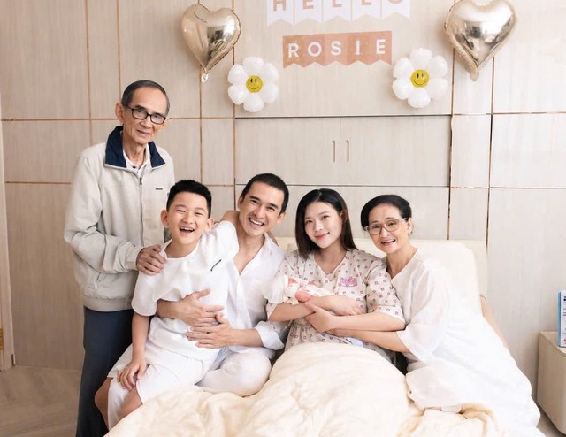 Bố mẹ chồng Th&uacute;y Diễm cưng nựng ch&aacute;u g&aacute;i Rosie mới ch&agrave;o đời - Ảnh 7.