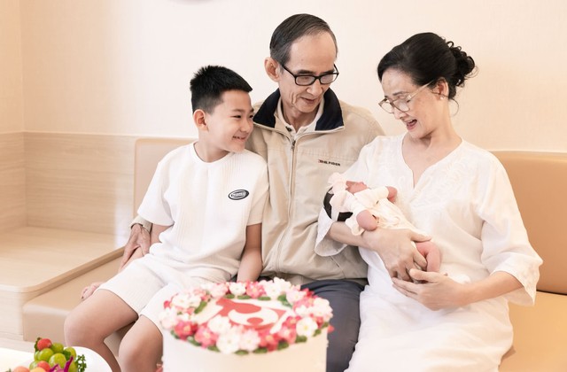 Bố mẹ chồng Th&uacute;y Diễm cưng nựng ch&aacute;u g&aacute;i Rosie mới ch&agrave;o đời - Ảnh 8.