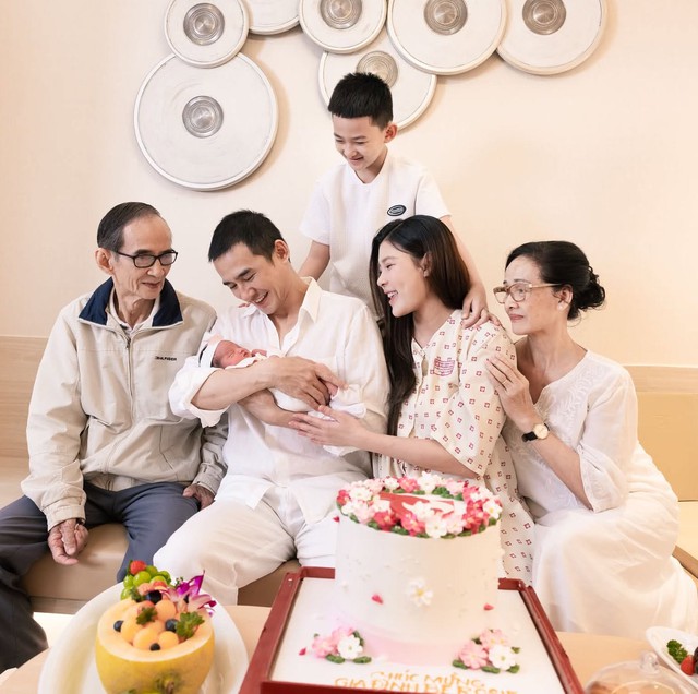 Bố mẹ chồng Th&uacute;y Diễm cưng nựng ch&aacute;u g&aacute;i Rosie mới ch&agrave;o đời - Ảnh 9.