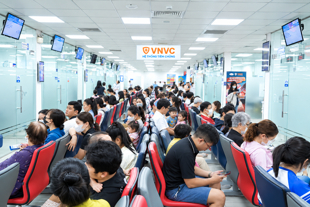 VNVC ti&ecirc;m hơn 100.000 liều vắc xin tay ch&acirc;n miệng, bảo vệ trẻ trước nguy cơ biến chứng nặng - Ảnh 1.