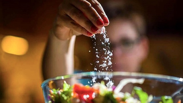 Bữa cơm gia đ&igrave;nh c&oacute; đủ m&oacute;n nhưng vẫn dễ thừa muối: 4 th&oacute;i quen nấu ăn n&ecirc;n xem lại - Ảnh 1.