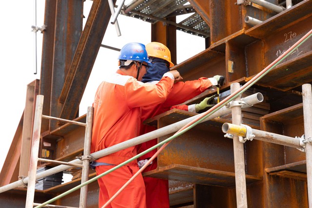 Cầu đi bộ qua s&ocirc;ng S&agrave;i G&ograve;n thử tải th&agrave;nh c&ocirc;ng, tiến gần đến giai đoạn hợp long - Ảnh 2.