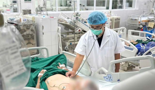 Hai người đàn ông Hà Nội nguy kịch do cúm A, bác sĩ cảnh báo dấu hiệu chuyển nặng - Ảnh 1.