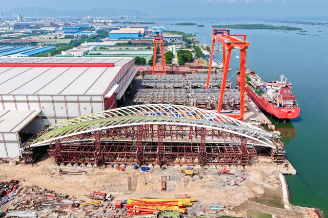 Cầu đi bộ qua s&ocirc;ng S&agrave;i G&ograve;n thử tải th&agrave;nh c&ocirc;ng, tiến gần đến giai đoạn hợp long - Ảnh 3.