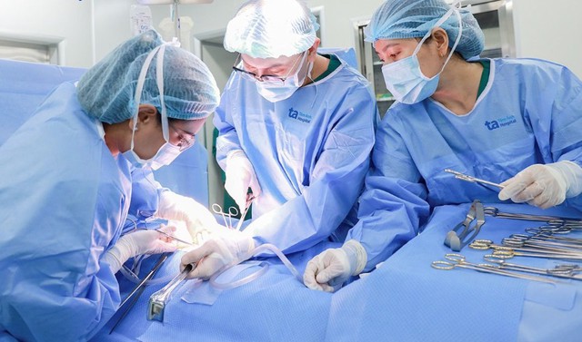 Nhau tiền đạo, u xơ tử cung lớn bít đường ra thai nhi, thai phụ 35 tuổi được mổ 4 trong 1 - Ảnh 1.