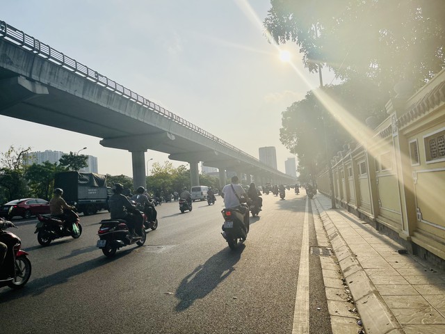 Miền Bắc nắng r&aacute;o k&eacute;o d&agrave;i, Thủ đ&ocirc; H&agrave; Nội mức nhiệt cao nhất bao nhi&ecirc;u? - Ảnh 1.