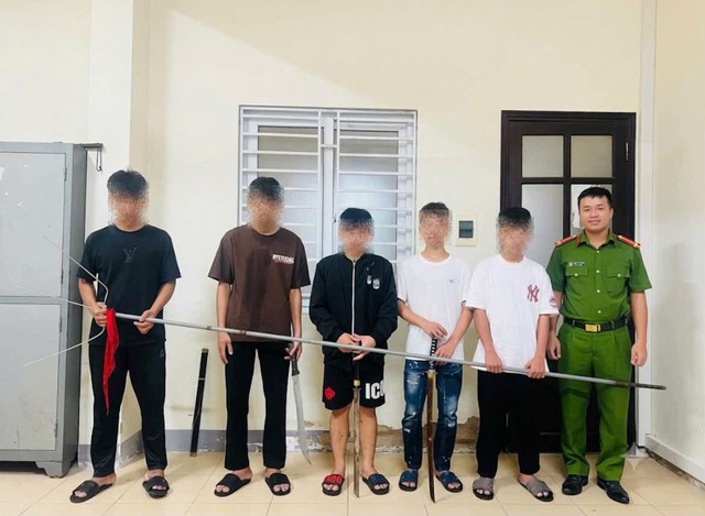 Ngăn chặn các nhóm học sinh ở Hà Tĩnh chuẩn bị hung khí đánh nhau - Ảnh 1.