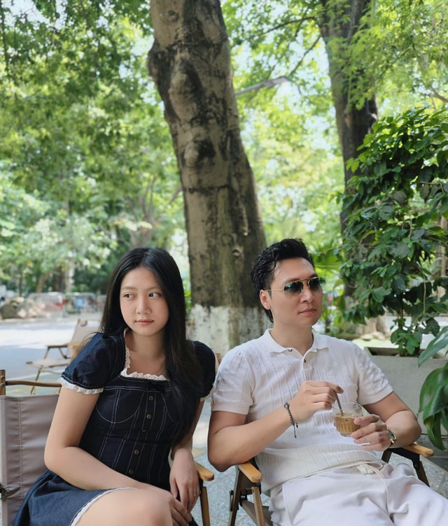 Con gái Mạnh Trường tròn 17 tuổi được bố mẹ yêu chiều - Ảnh 1.