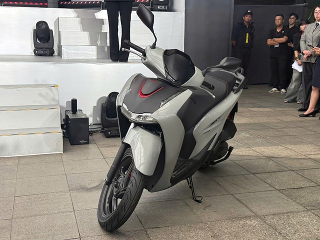 Một xe ga cao cấp Honda giảm gi&aacute; sốc, đ&atilde; đến thời điểm xuống tiền? - Ảnh 2.