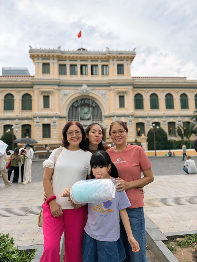 Mẹ chồng, mẹ ruột Lê Phương trẻ đẹp ở tuổi xế chiều - Ảnh 5.