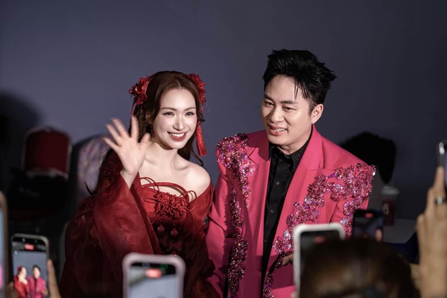 T&ugrave;ng Dương hội ngộ H&ograve;a Minzy trong live-concert kỷ niệm 25 năm ca h&aacute;t - Ảnh 1.