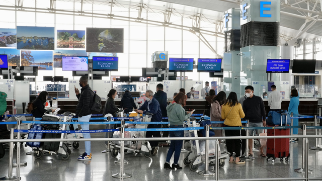 Thấy gi&aacute; v&eacute; tăng sau v&agrave;i lần t&igrave;m kiếm: C&oacute; n&ecirc;n vội v&agrave;ng đặt v&eacute; m&aacute;y bay? - Ảnh 1.
