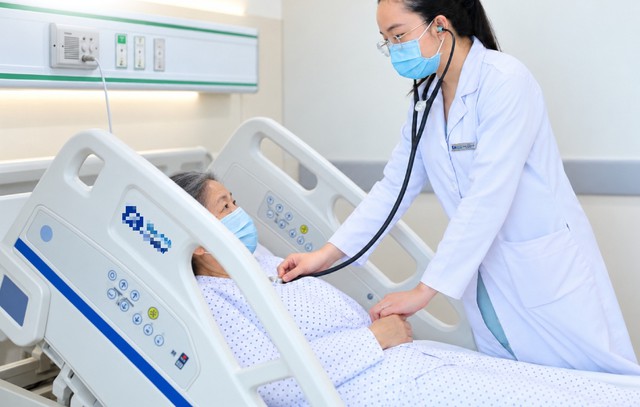 Bỏ thuốc tiểu đường, uống nước m&iacute;a mỗi ng&agrave;y, người phụ nữ 68 tuổi nguy kịch - Ảnh 1.