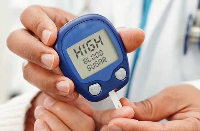 Sau tuổi 50: 3 dấu hiệu cảnh b&aacute;o đường huyết tăng v&agrave; 4 nguy&ecirc;n tắc kiểm so&aacute;t kh&ocirc;ng n&ecirc;n bỏ qua - Ảnh 2.