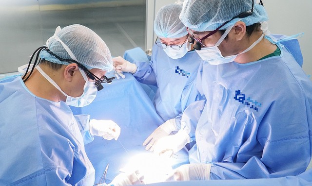 Sưng vùng kín bất thường, đưa bé gái sinh non 27 ngày tuổi đi khámphát hiện thoát vị bẹn hai bên - Ảnh 1.