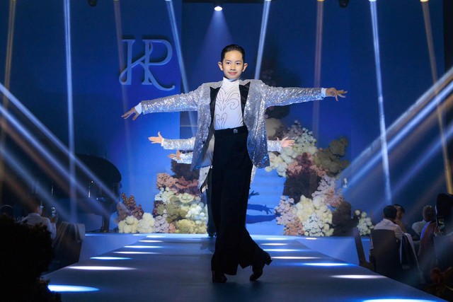 Con trai Kh&aacute;nh Thi - Phan Hiển: 11 tuổi cao hơn bố mẹ, được gọi l&agrave; thần đồng dancersport - Ảnh 3.